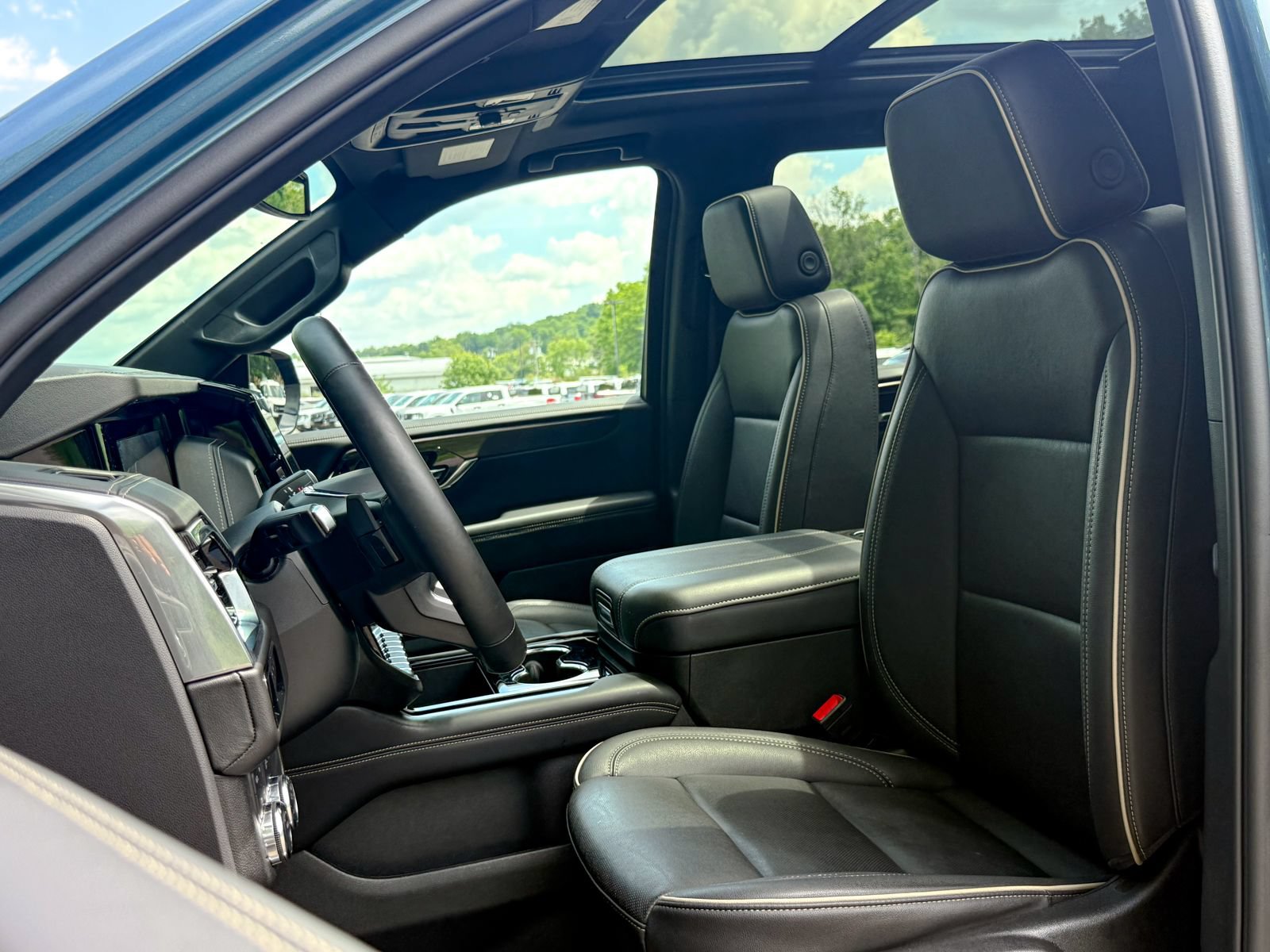 Used 2025 GMC Yukon Elevation w/ LPO, Elevation Black Package AWD/4WD image 17