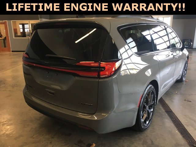 Certified 2025 Chrysler Pacifica Limited image 8