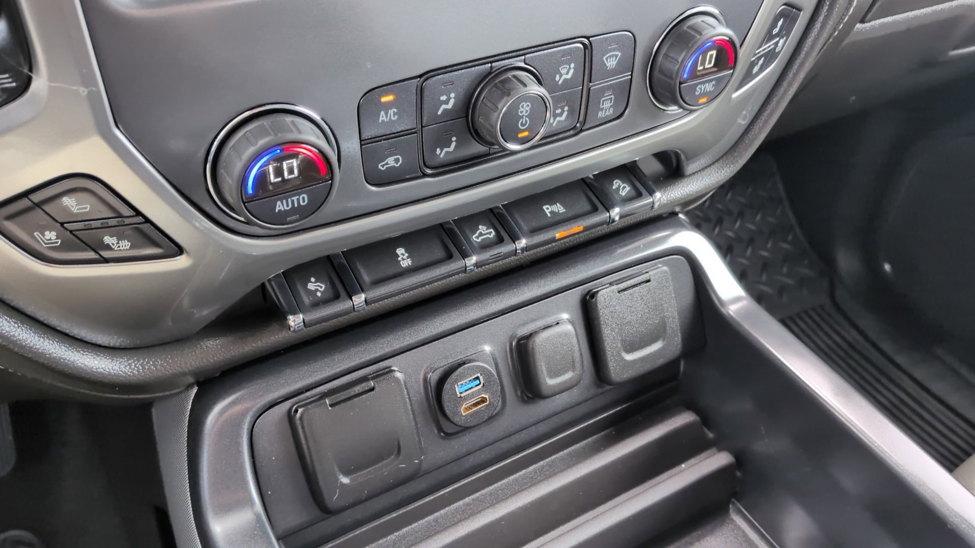 Used 2016 Chevrolet Silverado 1500 LTZ Z71 w/ LTZ Plus Package AWD/4WD image 21