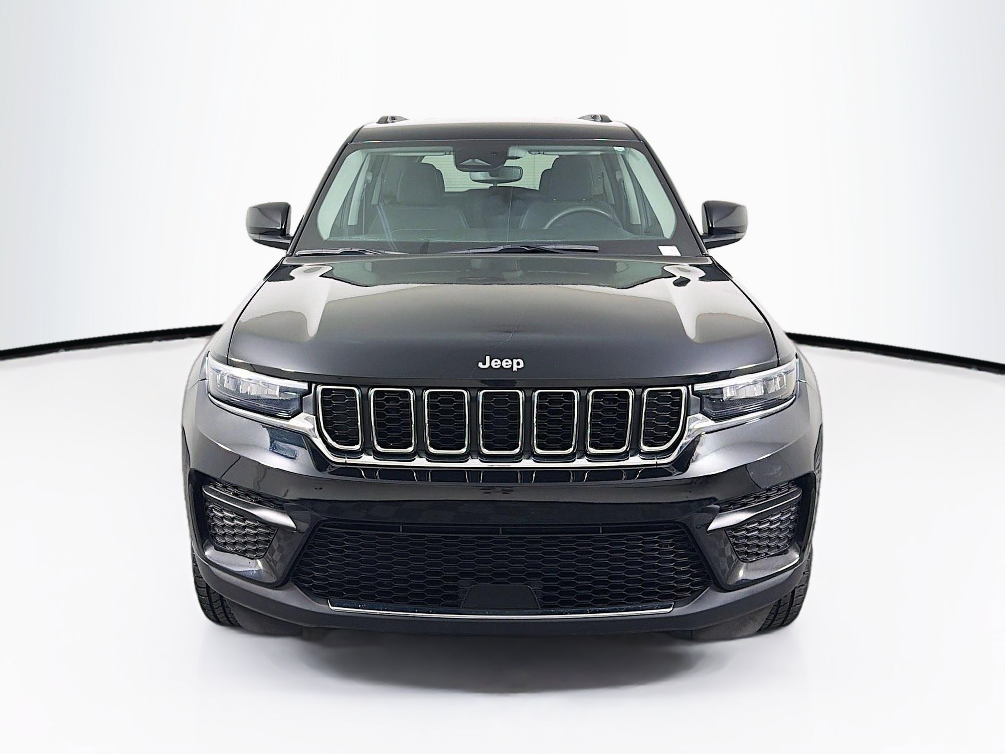 Used 2023 Jeep Grand Cherokee Laredo RWD image 2