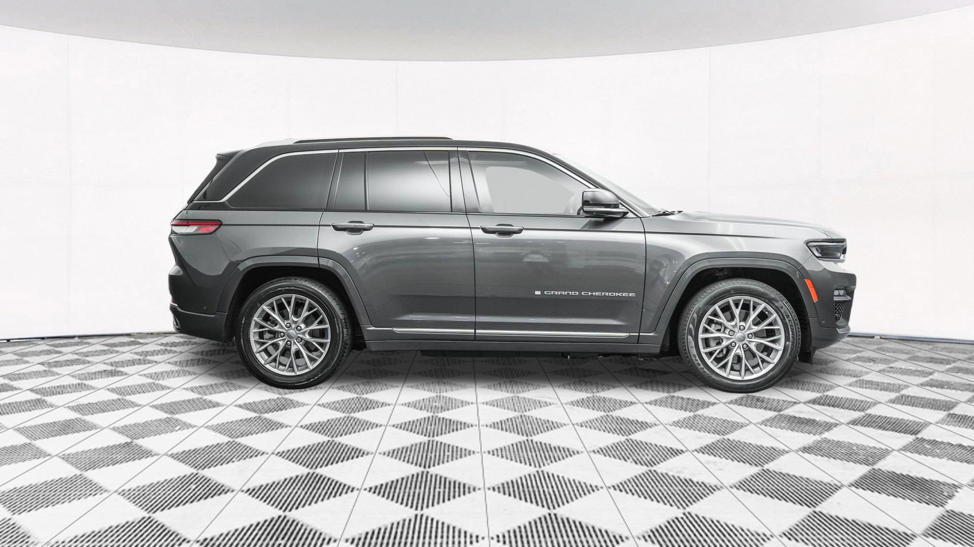 Used 2022 Jeep Grand Cherokee Summit w/ Advanced Protech Group IV AWD/4WD image 13
