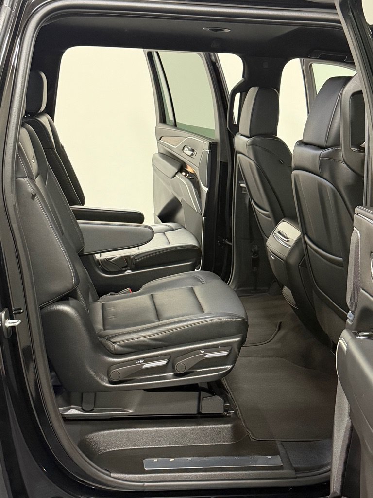 Used 2023 Cadillac Escalade ESV Luxury AWD/4WD image 11