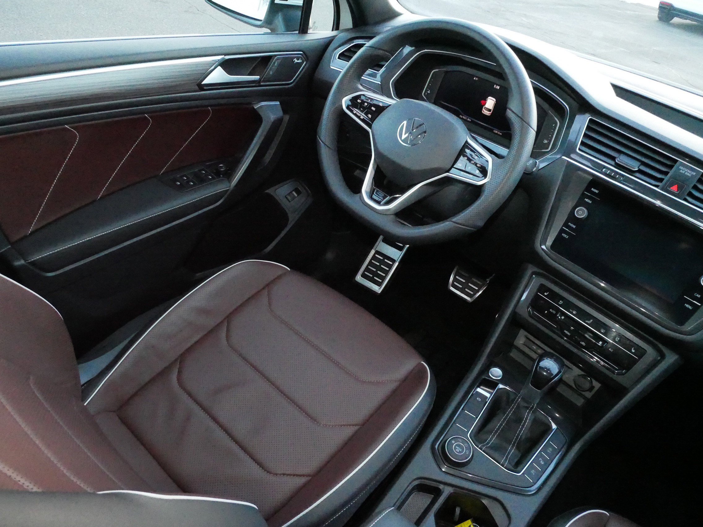 Certified 2022 Volkswagen Tiguan SEL R-Line image 9