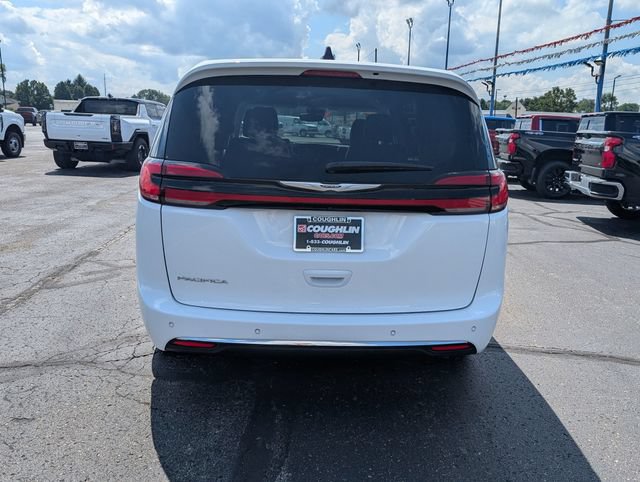 Used 2024 Chrysler Pacifica Touring-L FWD image 6