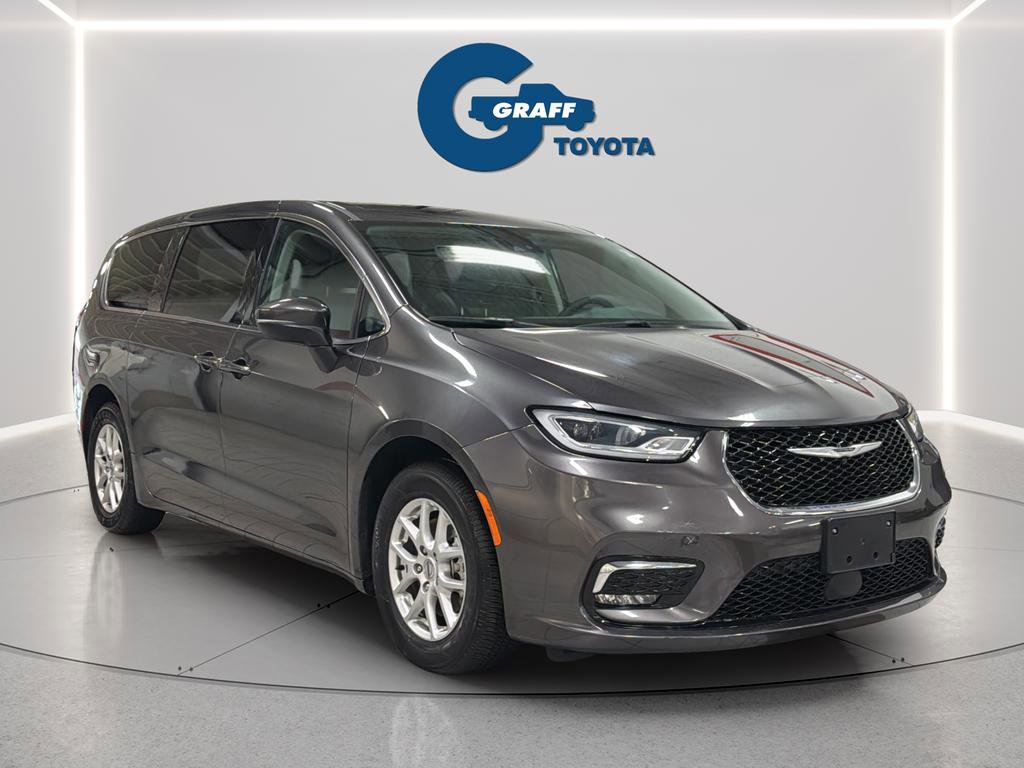 Used 2023 Chrysler Pacifica Touring-L image 11