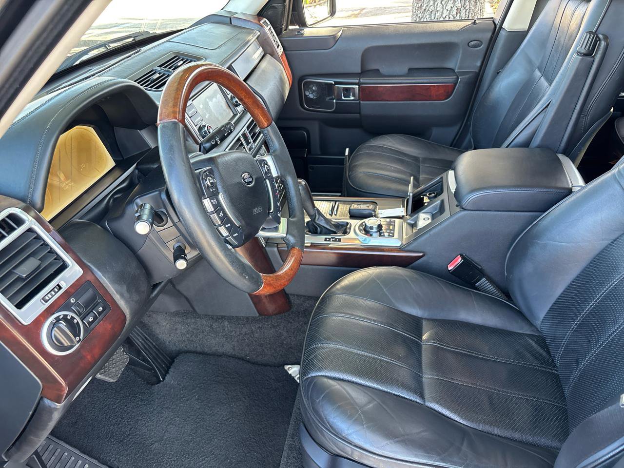 Used 2010 Land Rover Range Rover HSE image 13