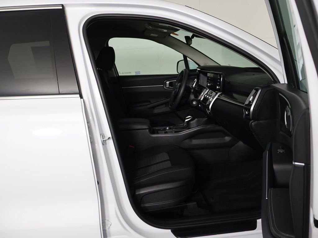 Used 2023 Kia Sorento LX image 27