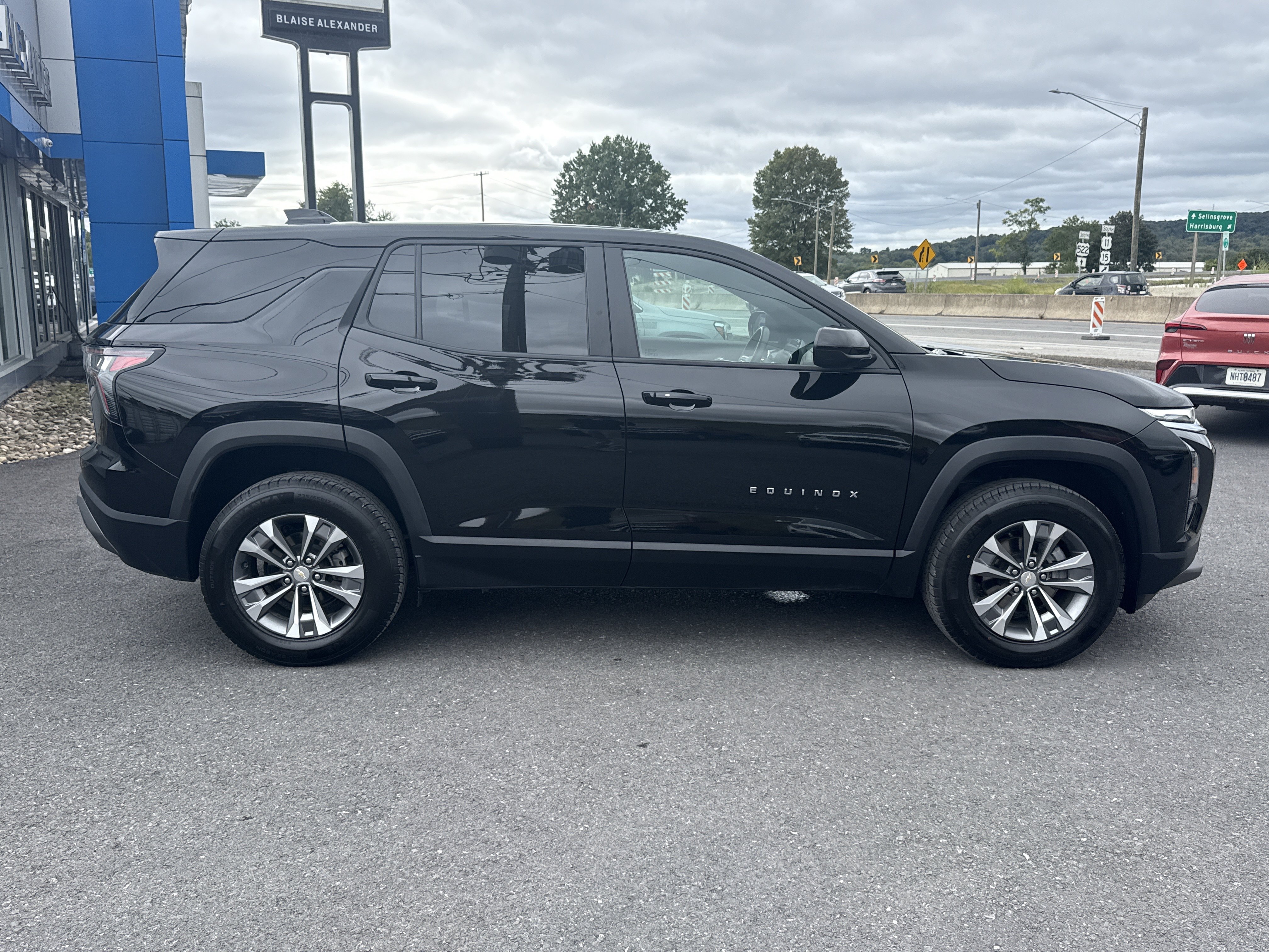 Used 2026 Chevrolet Equinox LT AWD/4WD image 2