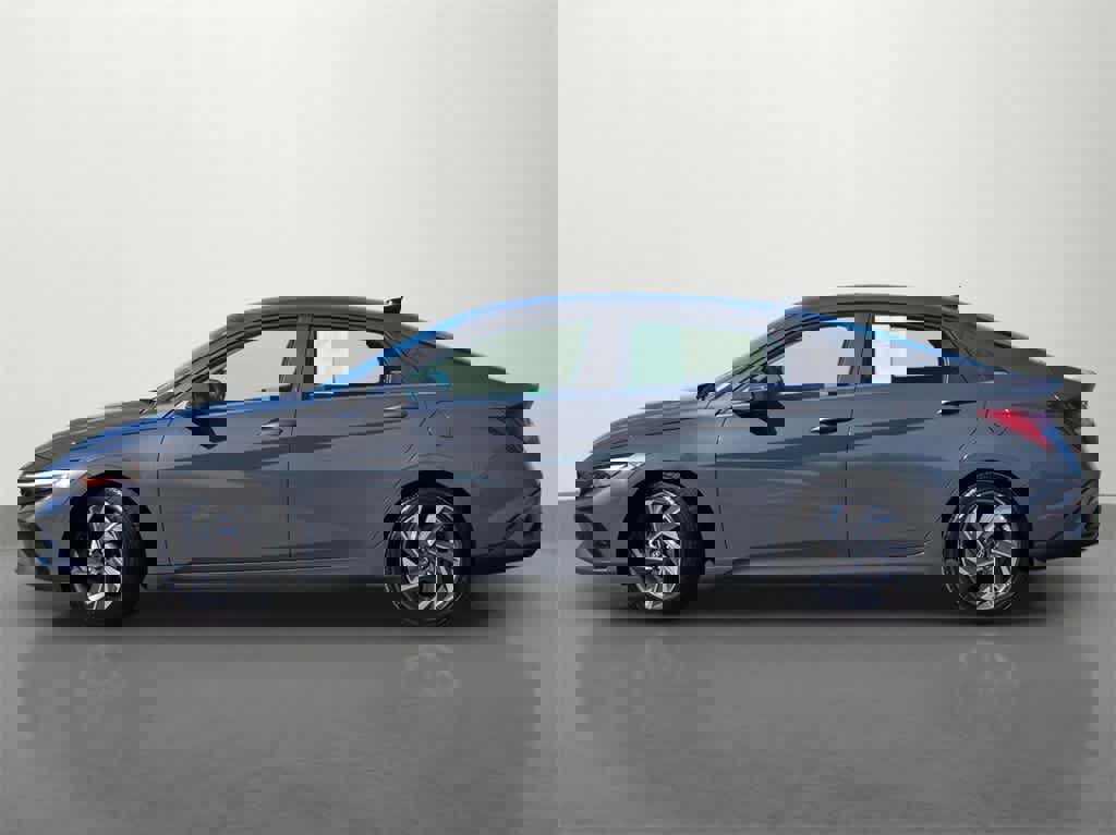 Used 2024 Hyundai Elantra Limited image 3