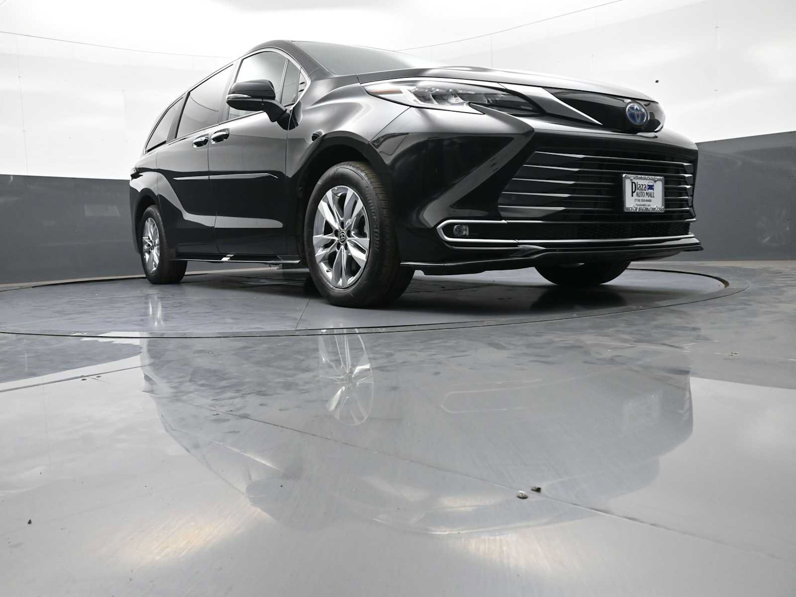 Used 2024 Toyota Sienna Limited AWD/4WD image 30