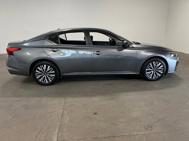 Used 2024 Nissan Altima 2.5 SV FWD image 2