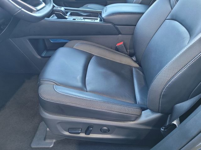 Used 2025 Nissan Pathfinder SL FWD image 16