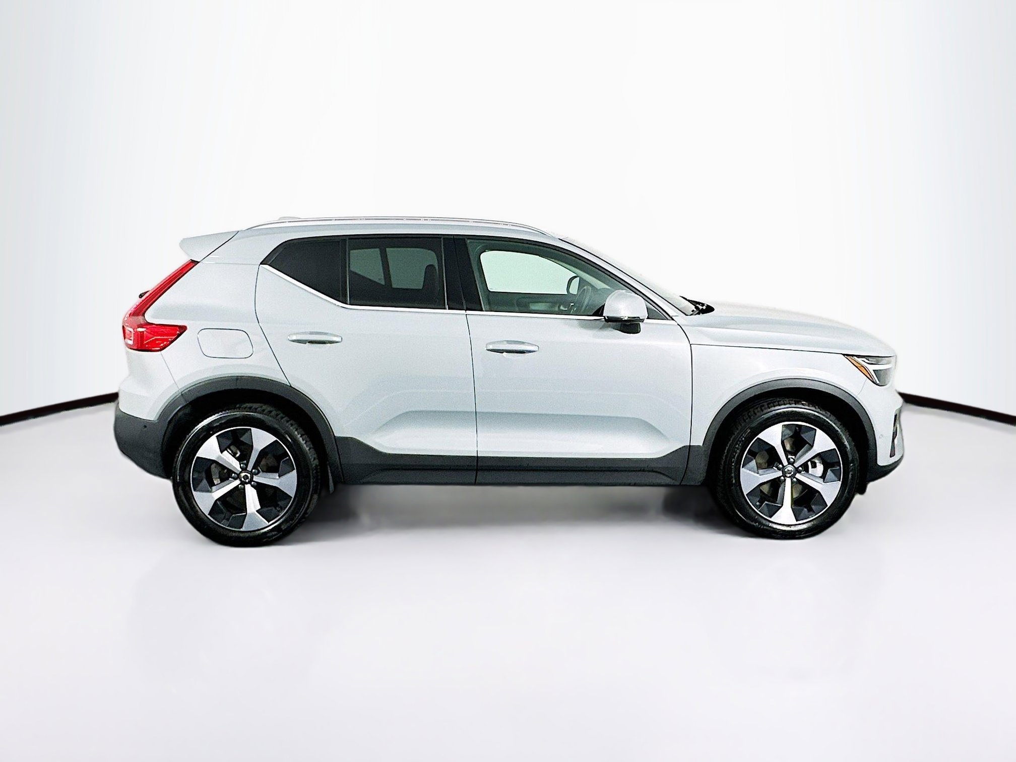 Used 2025 Volvo XC40 B5 Plus image 10