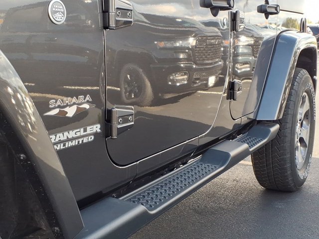 Used 2017 Jeep Wrangler Unlimited Sahara w/ Connectivity Group AWD/4WD image 32
