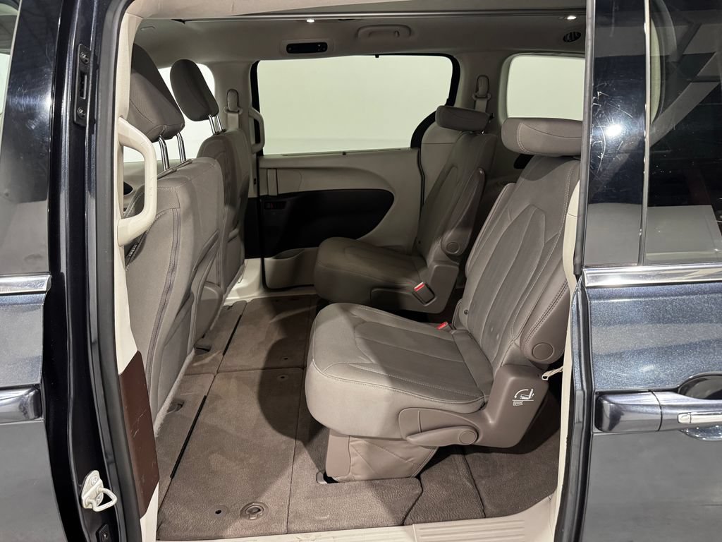 Used 2020 Chrysler Pacifica Touring w/ Advanced Safetytec Group FWD image 21