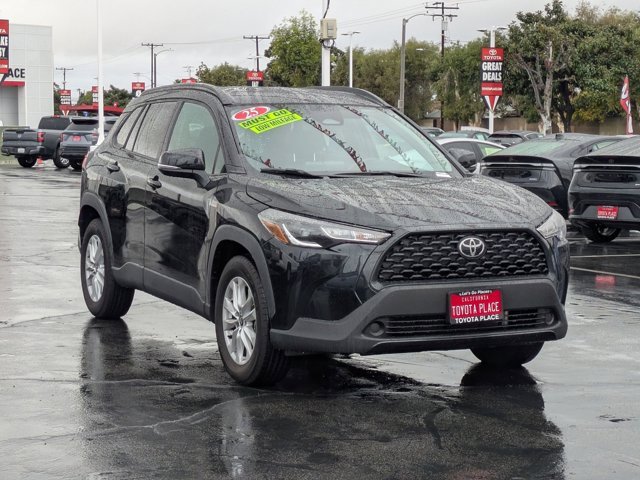 Used 2025 Toyota Corolla Cross LE image 3