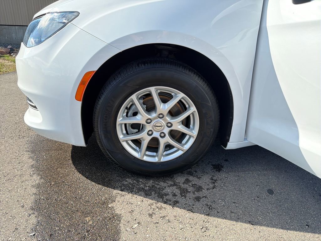 Used 2023 Chrysler Voyager LX image 25