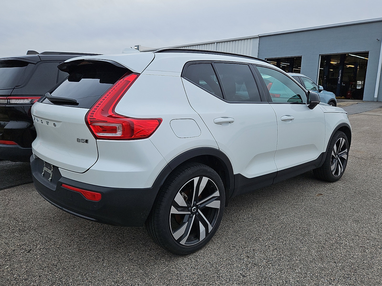 Certified 2023 Volvo XC40 B5 Plus w/ Protection Package Premier image 6