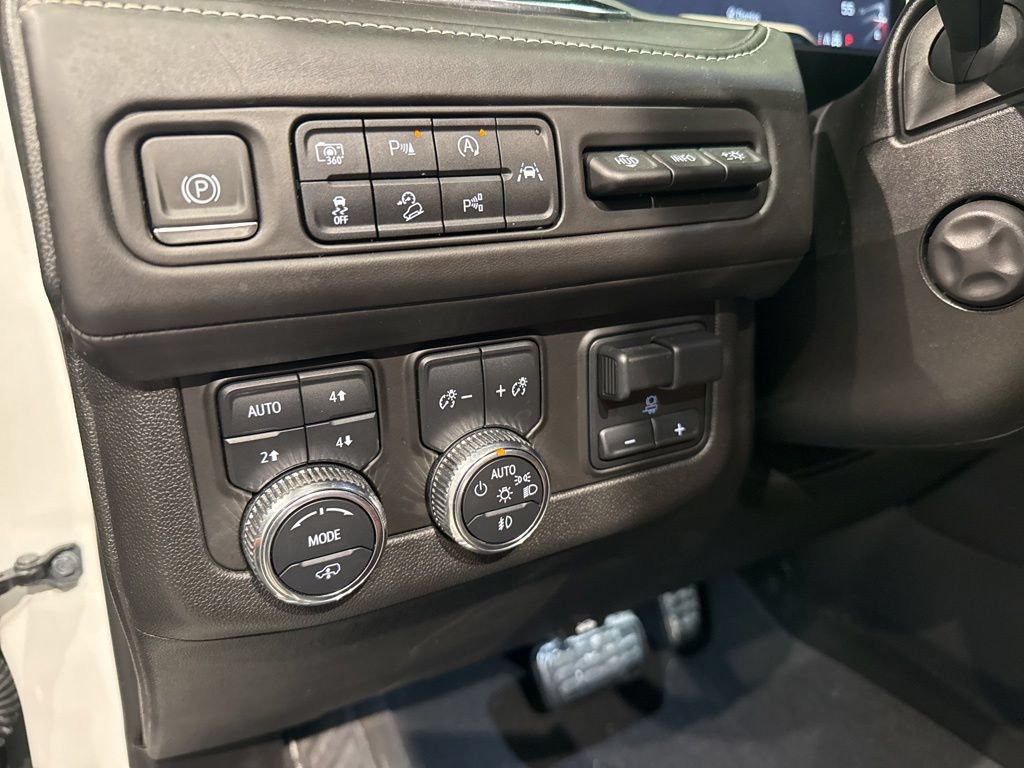 Used 2024 GMC Yukon Denali Ultimate AWD/4WD image 29