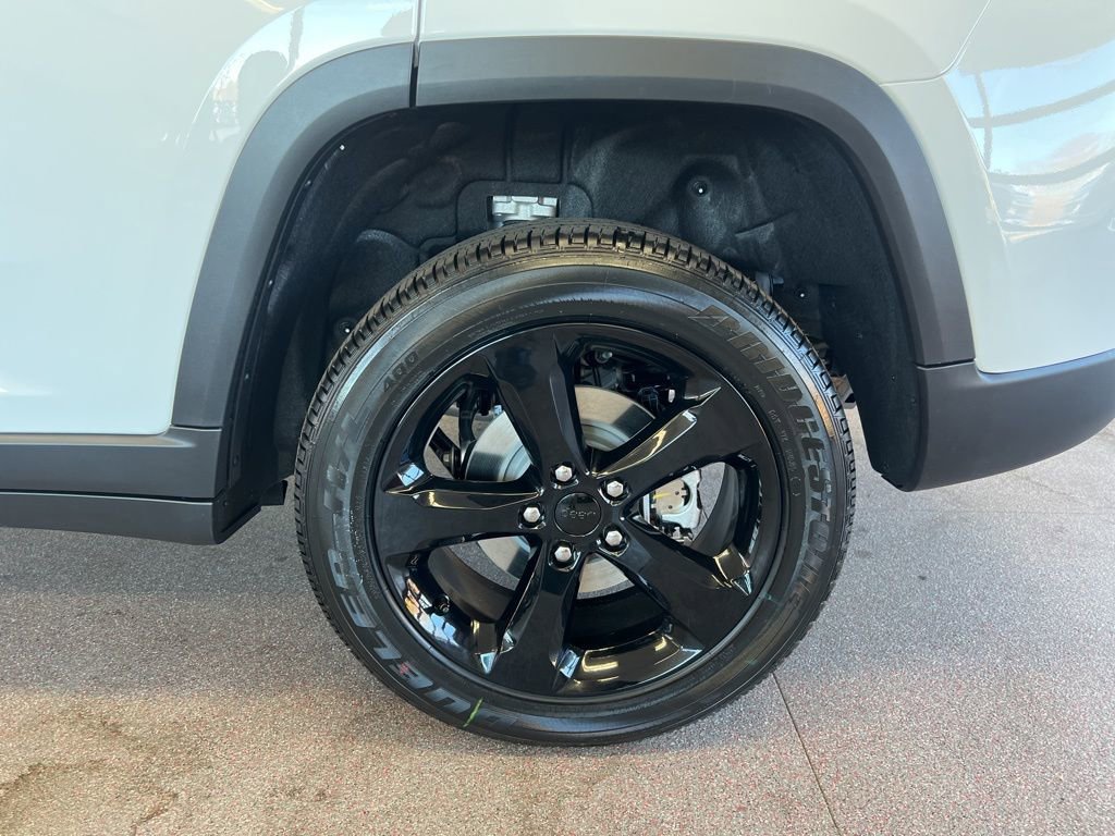 New 2025 Jeep Grand Cherokee Altitude image 21