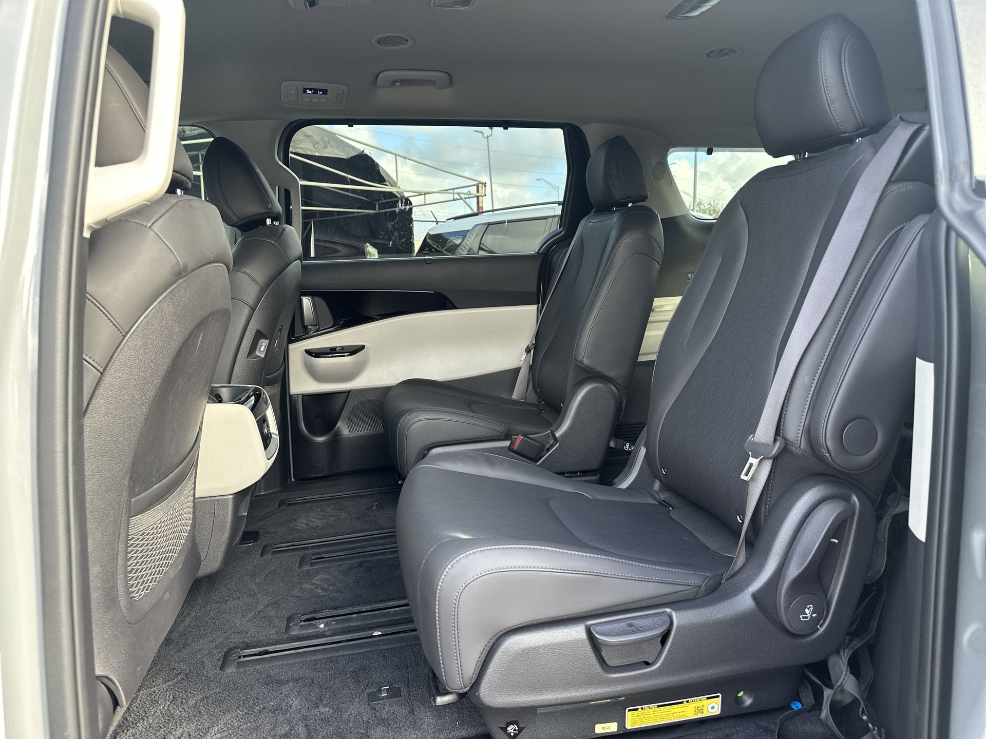 Used 2024 Kia Carnival EX image 23