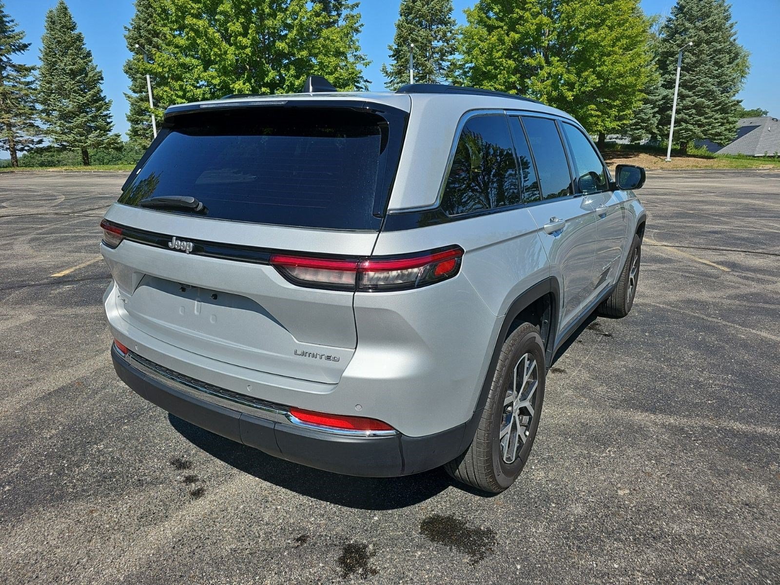 Used 2025 Jeep Grand Cherokee Limited AWD/4WD image 6