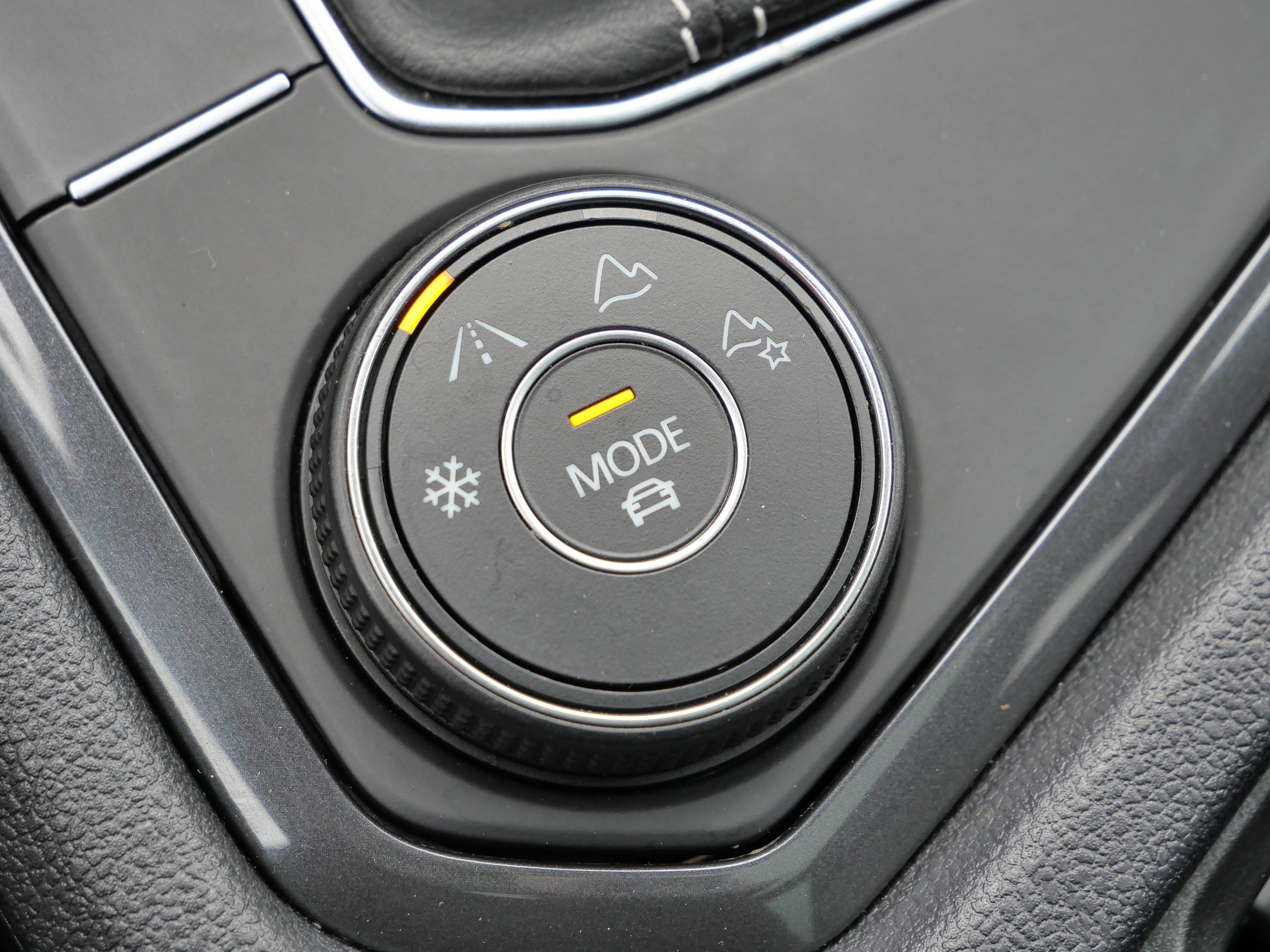 Certified 2022 Volkswagen Tiguan SEL R-Line image 28