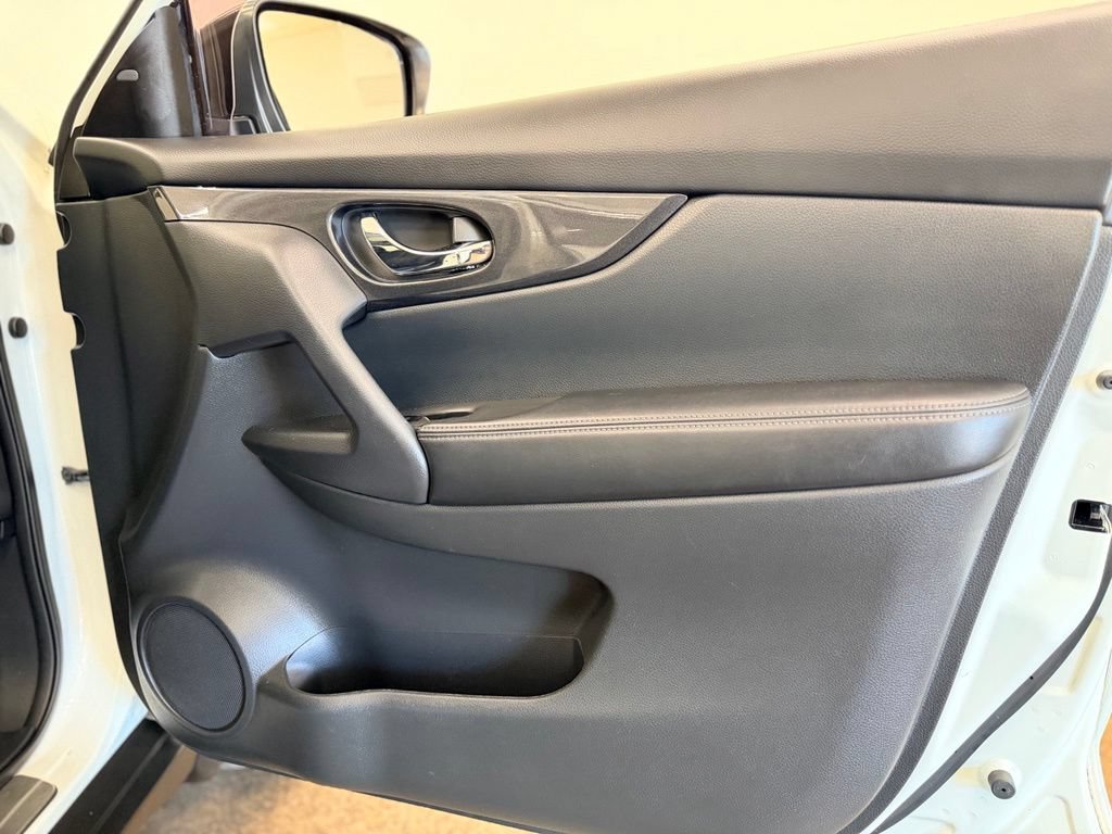 Used 2017 Nissan Rogue SV AWD/4WD image 19