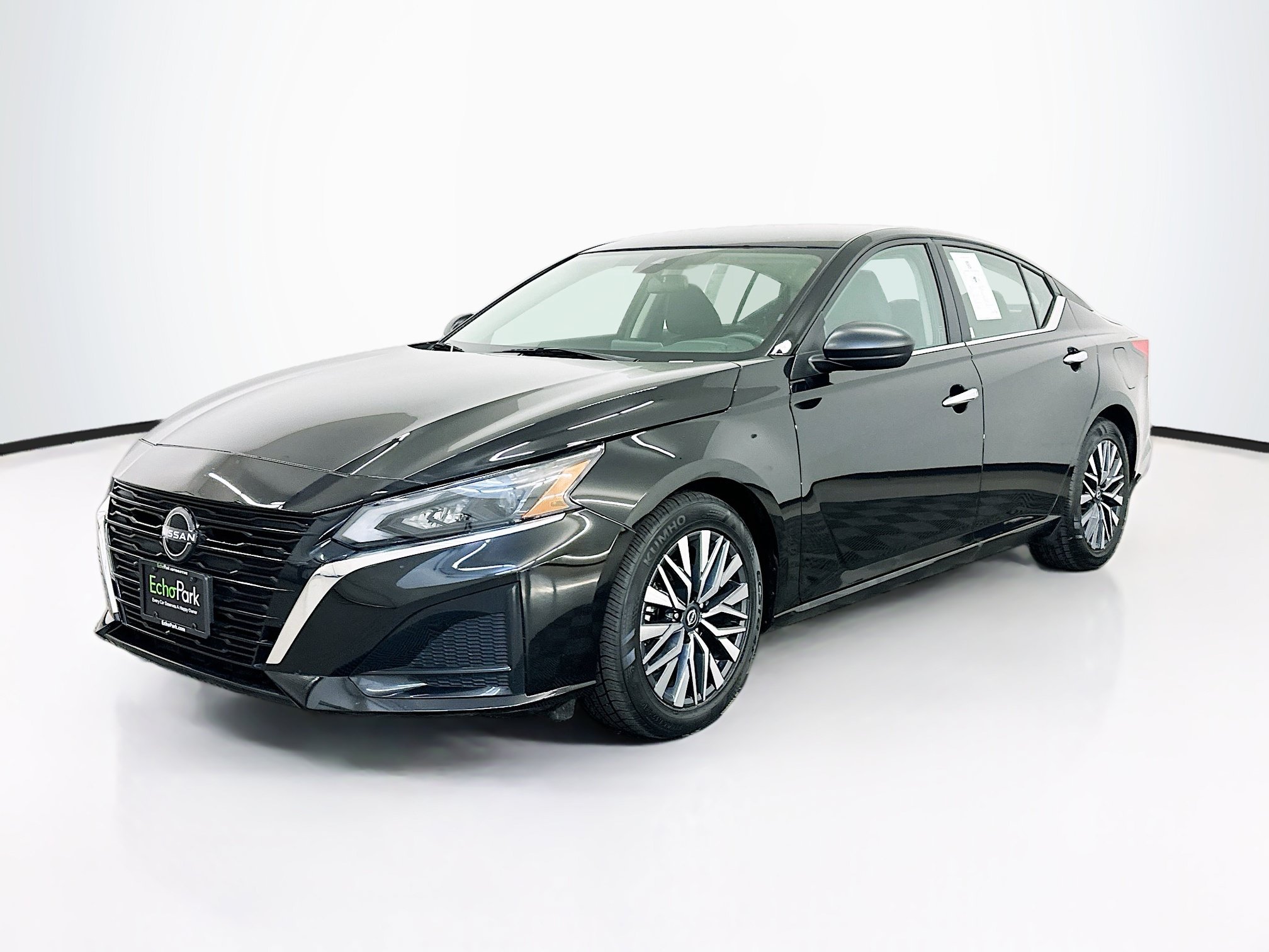 Used 2025 Nissan Altima 2.5 SV FWD image 3