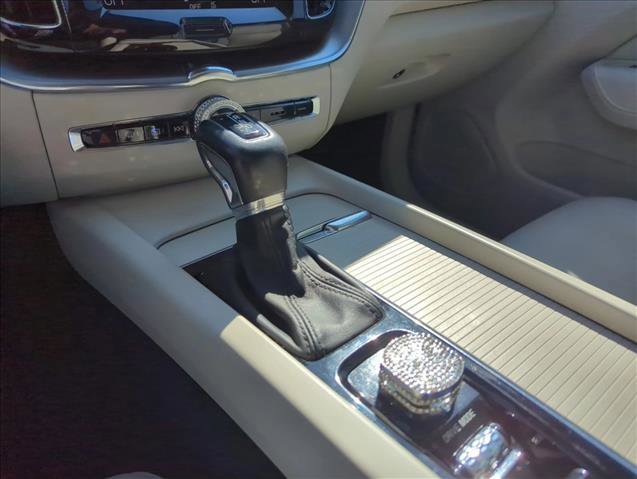 Used 2018 Volvo XC60 T5 Momentum w/ Convenience Package image 11