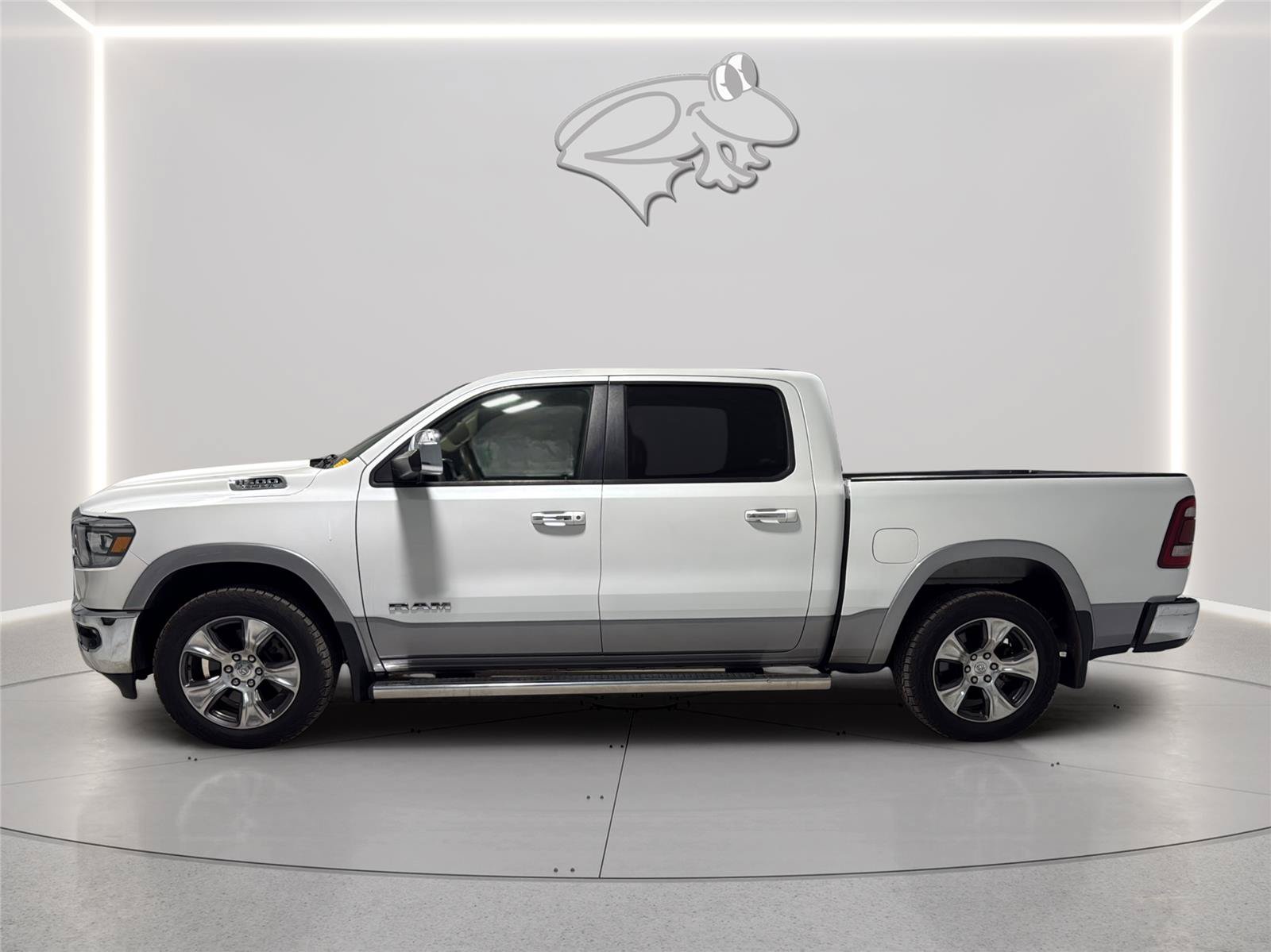 Used 2019 RAM 1500 Laramie AWD/4WD image 2