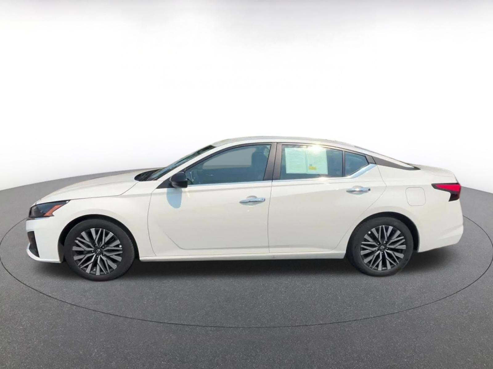 Used 2025 Nissan Altima 2.5 SV FWD image 8