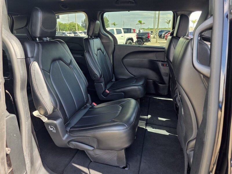 Used 2024 Chrysler Pacifica Touring-L w/ S Appearance Package AWD/4WD image 16