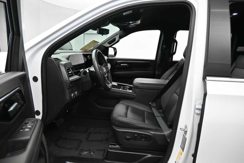 Used 2025 Chevrolet Suburban LT RWD image 10