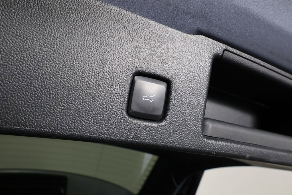Used 2022 Ford Escape SE w/ SE Sport Appearance Package image 18