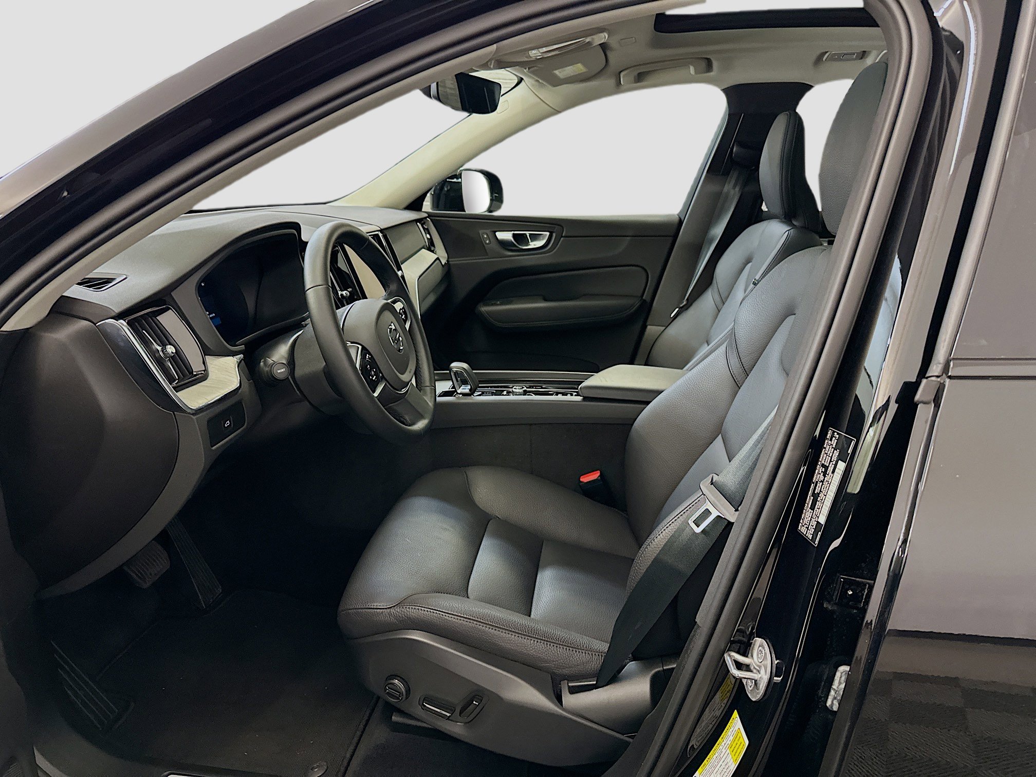 Used 2025 Volvo XC60 B5 Plus image 13