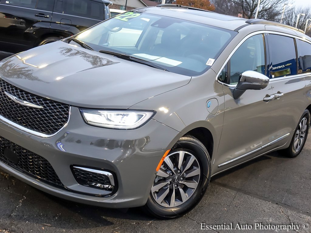 Used 2022 Chrysler Pacifica Limited w/ Uconnect Theater Family Group image 6