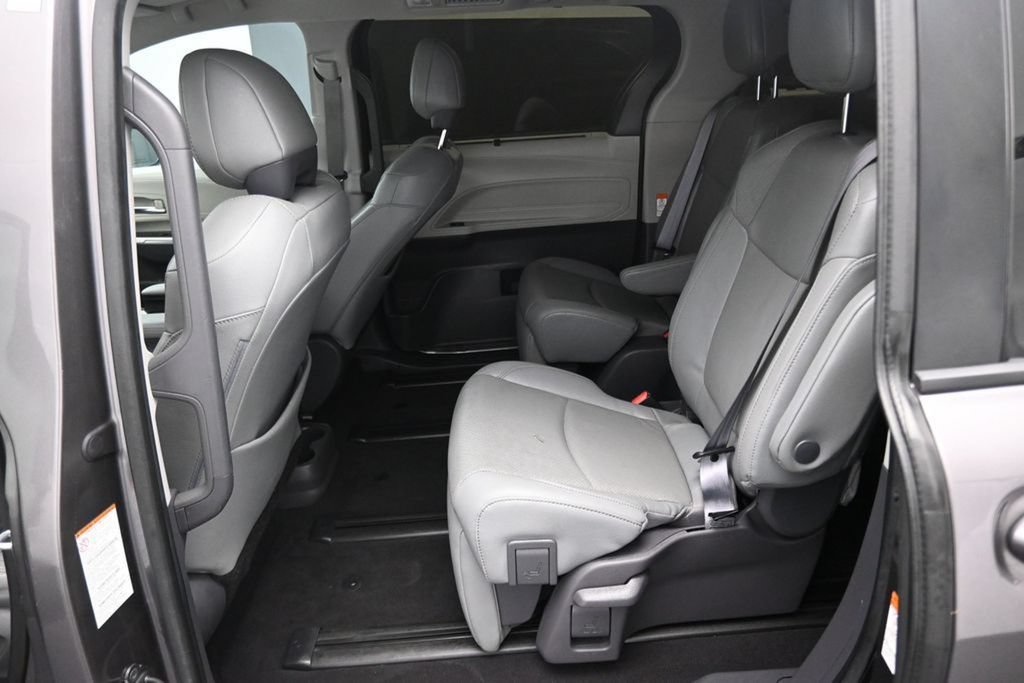 Used 2021 Toyota Sienna Limited FWD image 14