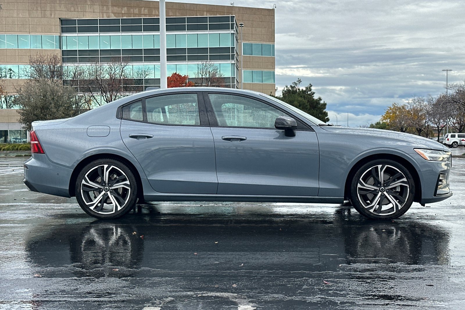 Used 2024 Volvo S60 B5 Plus image 3