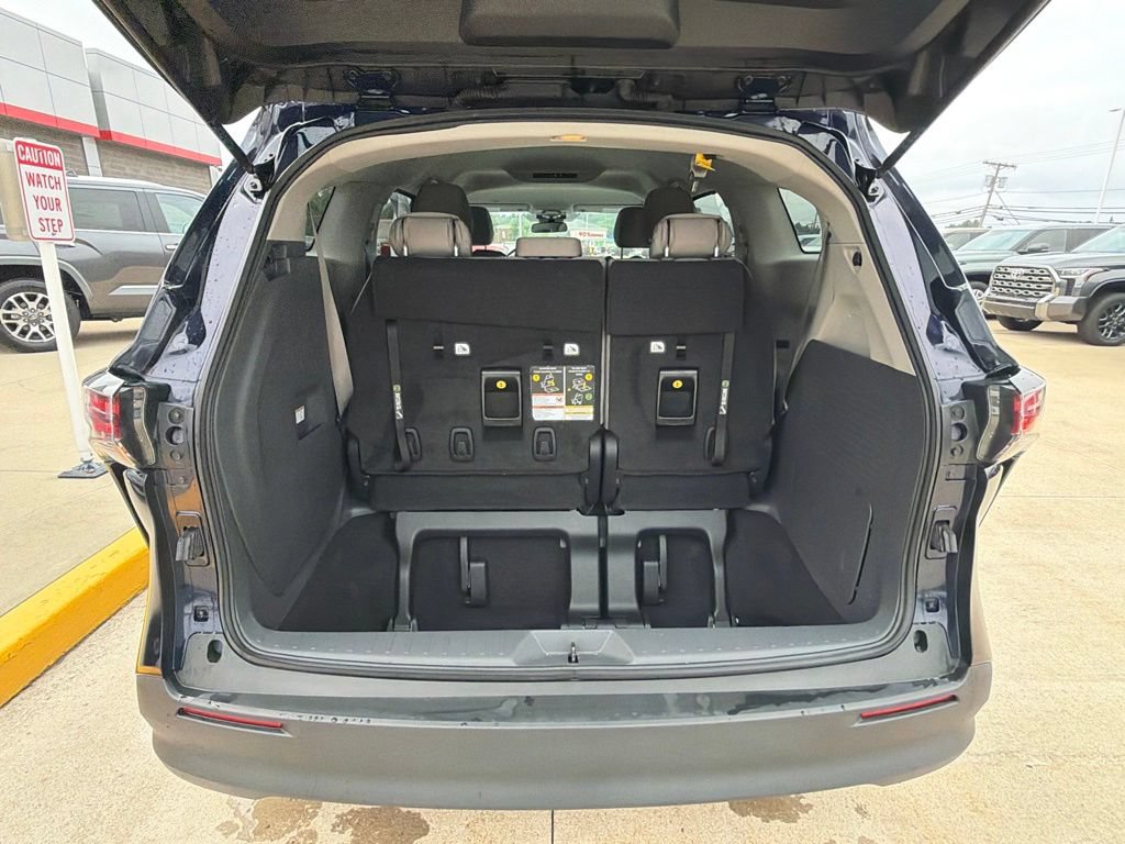 Used 2024 Toyota Sienna LE FWD image 25