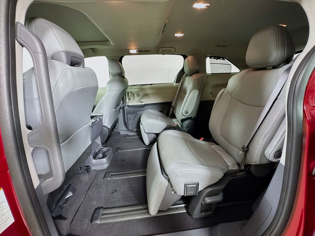 Used 2024 Toyota Sienna Limited image 29