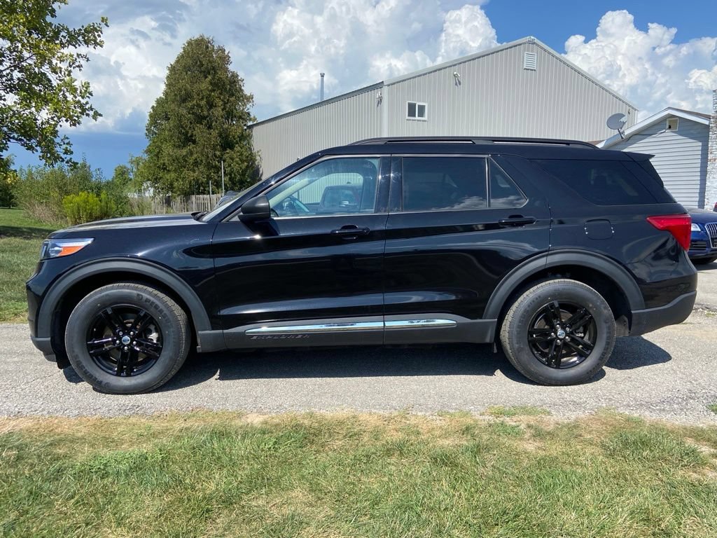 Used 2023 Ford Explorer XLT w/ Equipment Group 202A AWD/4WD image 2