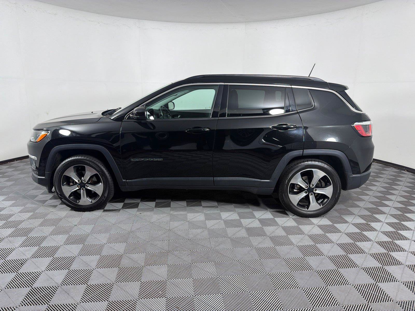 Used 2018 Jeep Compass Latitude w/ Popular Equipment Group FWD image 4