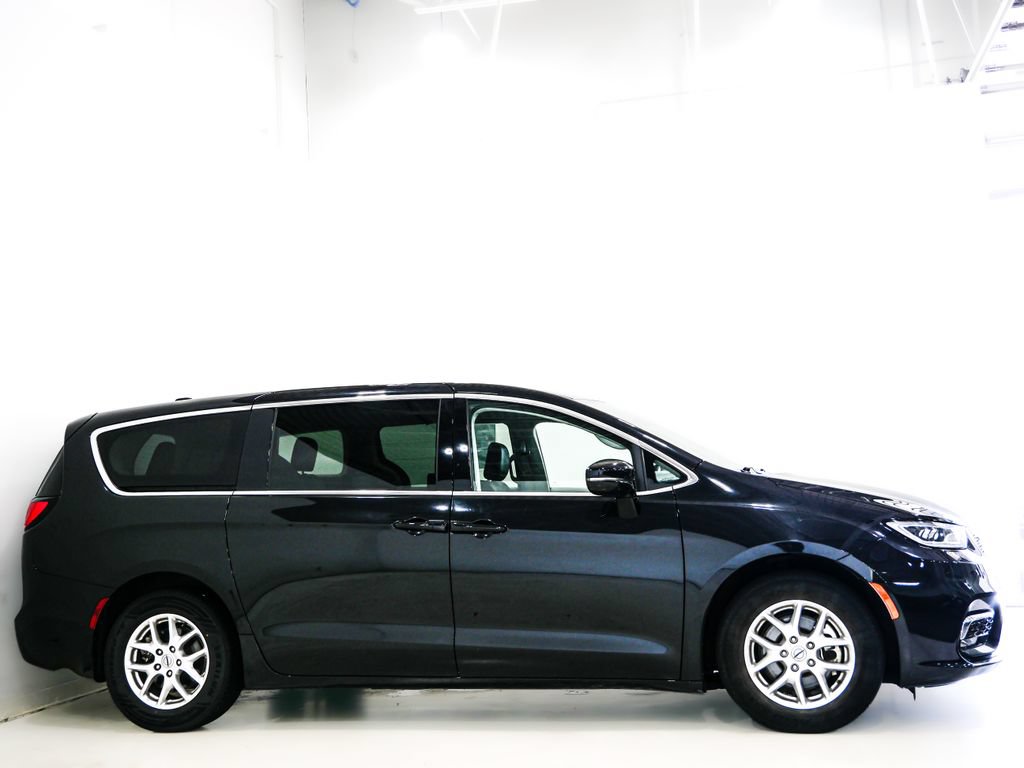 Used 2024 Chrysler Pacifica Touring-L FWD image 4