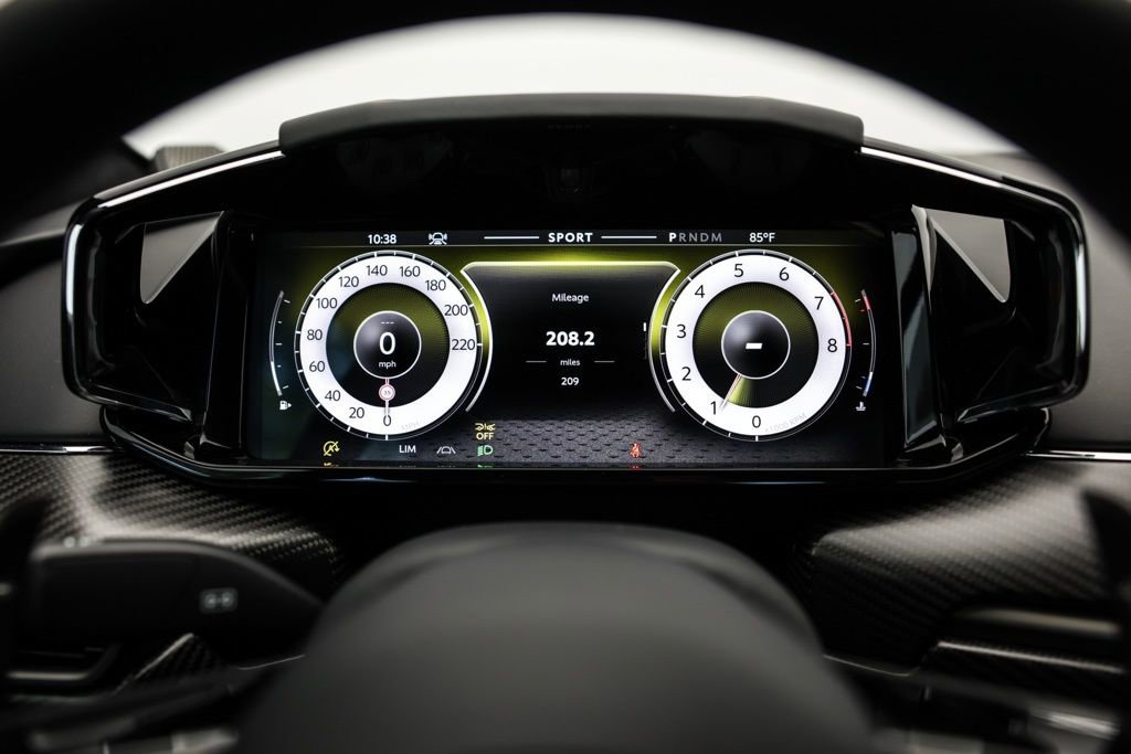 Used 2025 Aston Martin V8 Vantage Coupe image 11