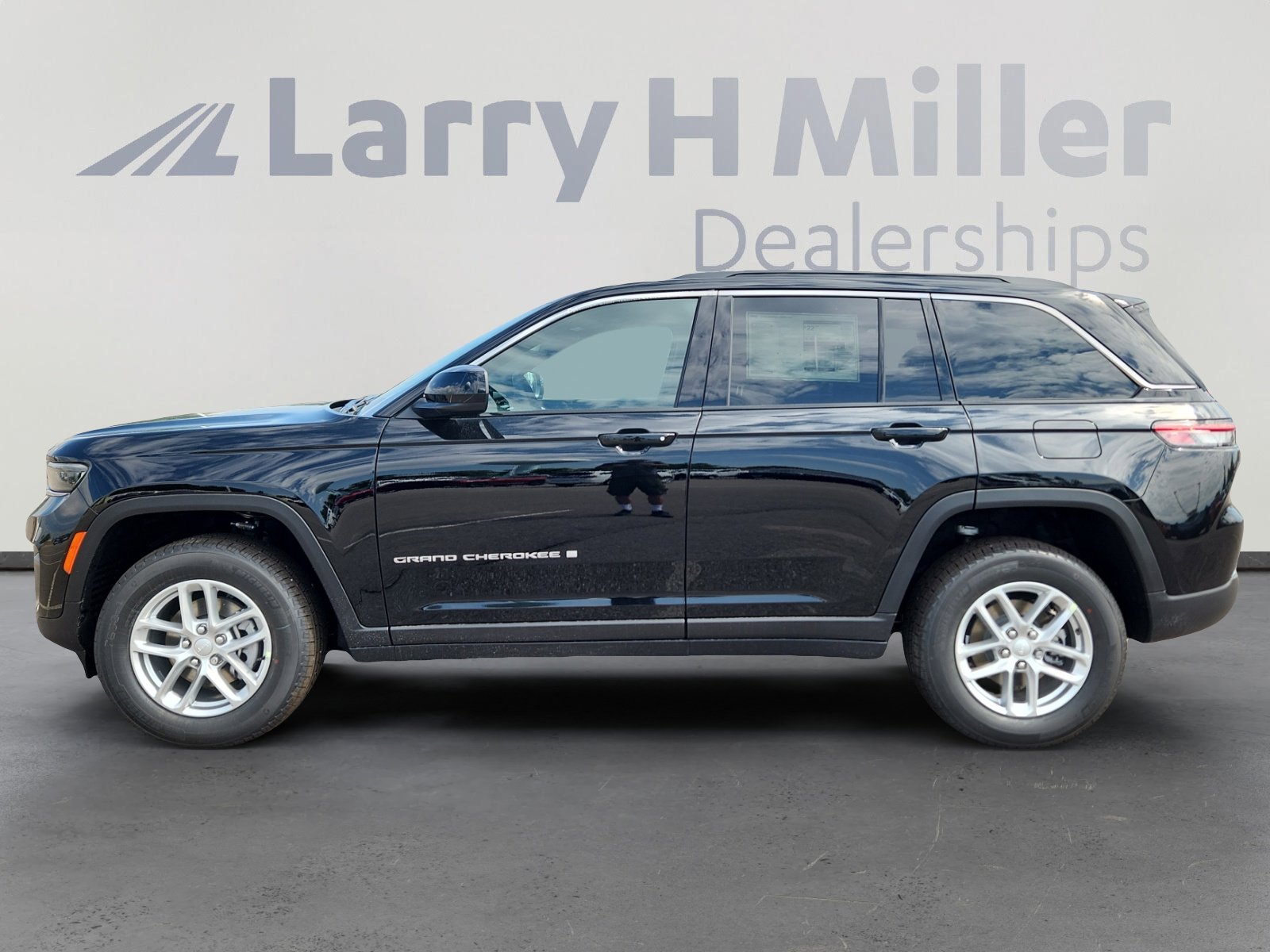 New 2025 Jeep Grand Cherokee Laredo X w/ Luxury Tech Group I AWD/4WD image 3