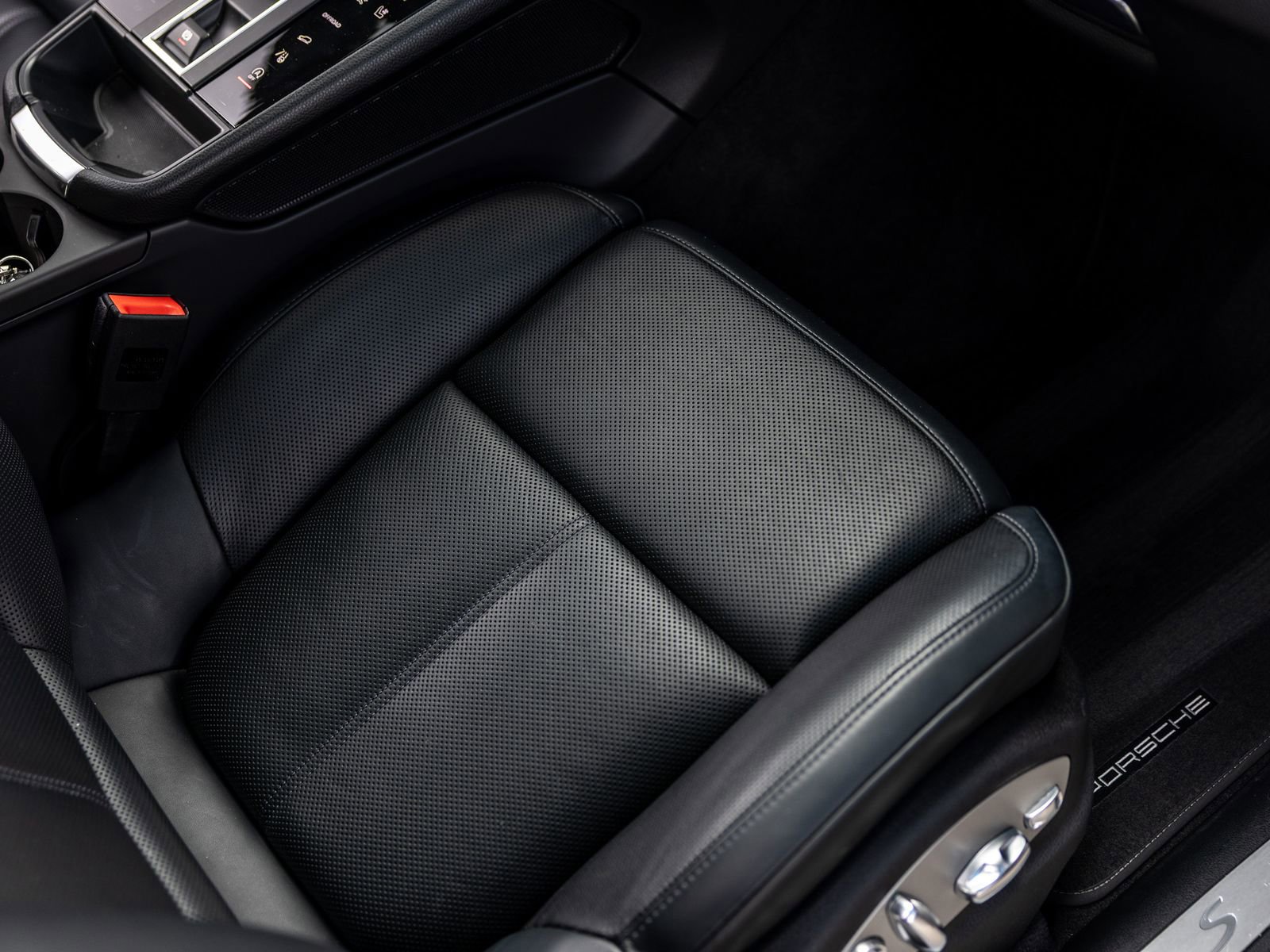 Certified 2024 Porsche Macan S image 34