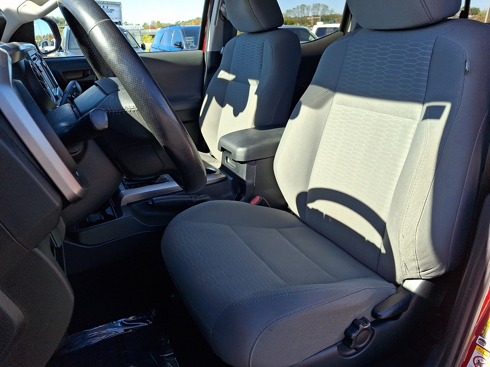 Used 2018 Toyota Tacoma SR5 AWD/4WD image 13