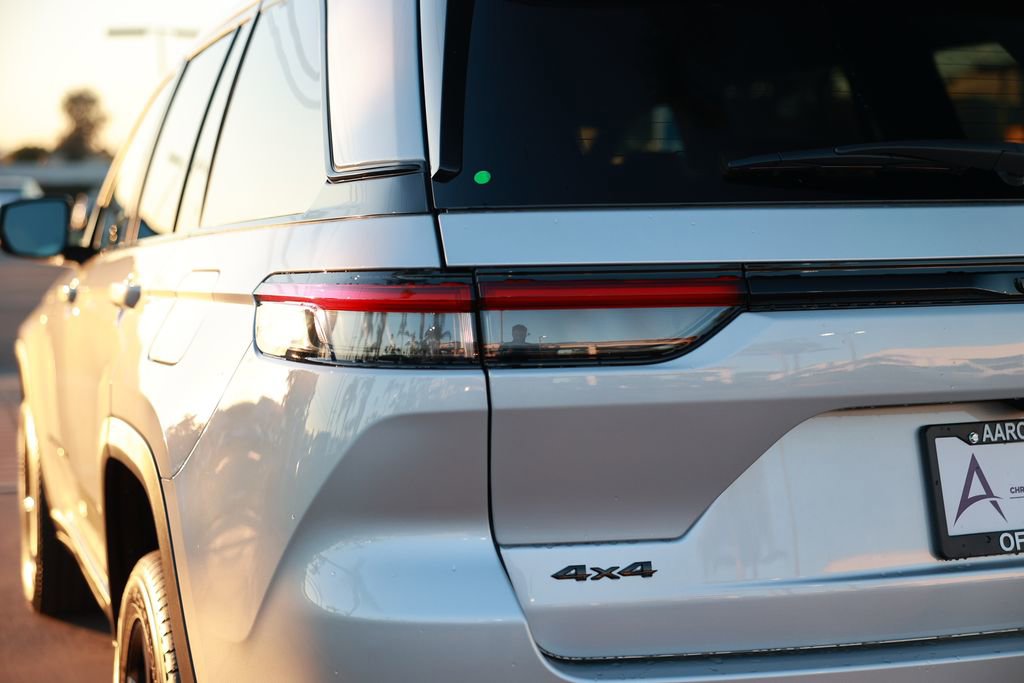 New 2025 Jeep Grand Cherokee Limited w/ Black Appearance Package image 9