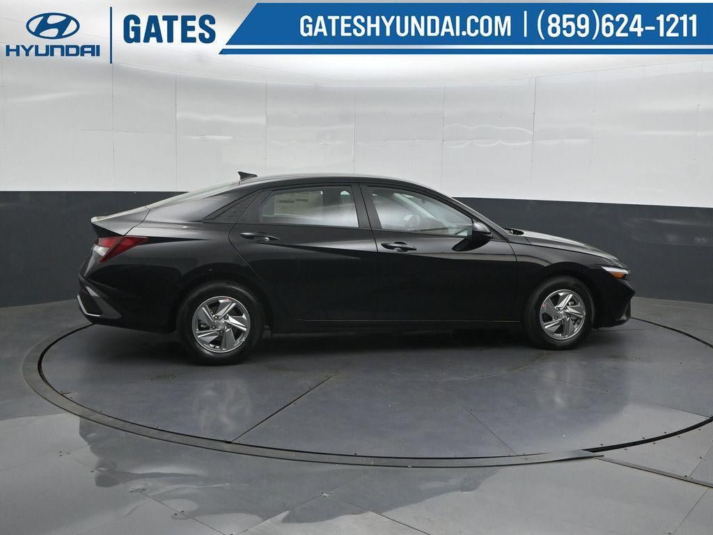 New 2026 Hyundai Elantra SE FWD image 3